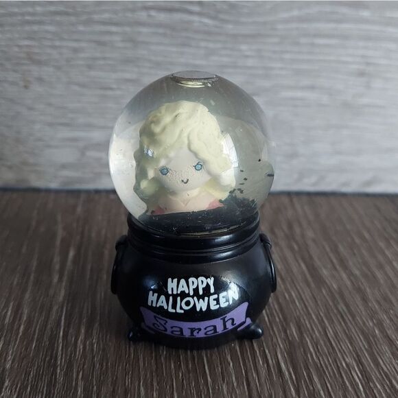 Disney Hocus Pocus Sarah Mini Snow Globe - Picture 1 of 4